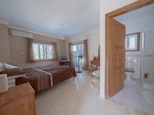 Girne, Lapta’da Şömineli, Özel Havuzlu, Bahçeli ve Deniz Manzaralı Geniş 4+2 Villa - Fotoğraf 3