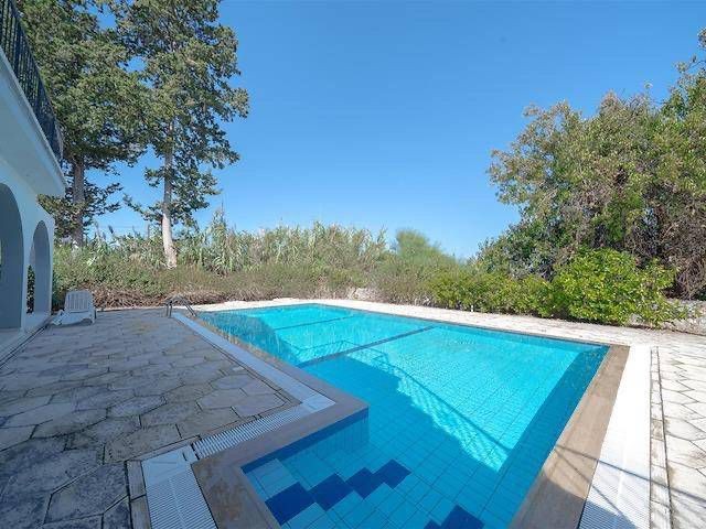 Girne, Lapta’da Şömineli, Özel Havuzlu, Bahçeli ve Deniz Manzaralı Geniş 4+2 Villa - Fotoğraf 4