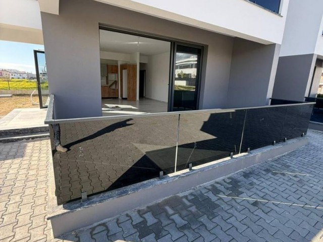 Lefkoşa Gönyeli Villalar Bölgesinde 3+1 Zeminkat Bahçeli ve Çatı Teraslı Penthouse Daire - Fotoğraf 2