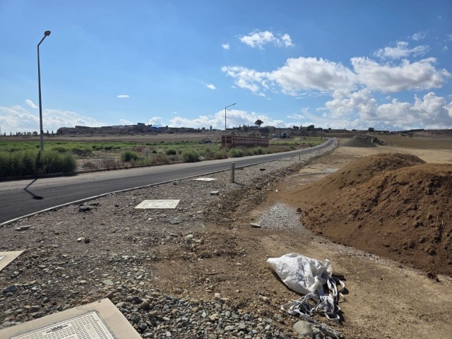 Lefkoşa Kanlıköy'de parselasyonu bitmiş TÜRK KOÇANLI 1000M2 satılık köşe arsa - Fotoğraf 1