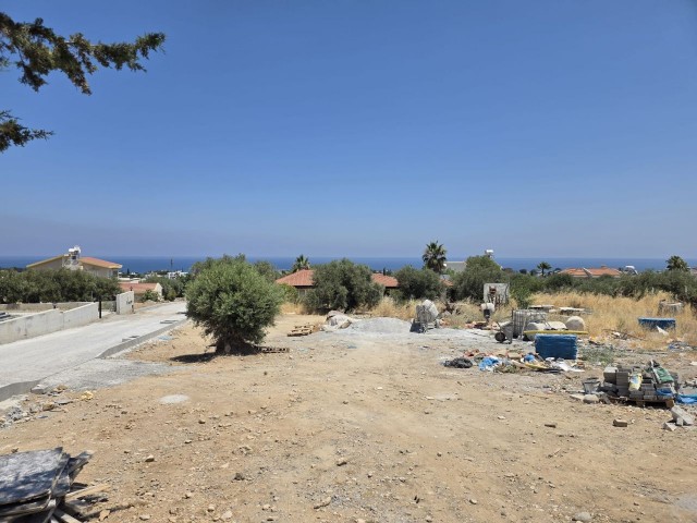 Girne Lapta'da her kattan deniz manzarasına sahip satılık 1700 m2 arsa - Fotoğraf 1