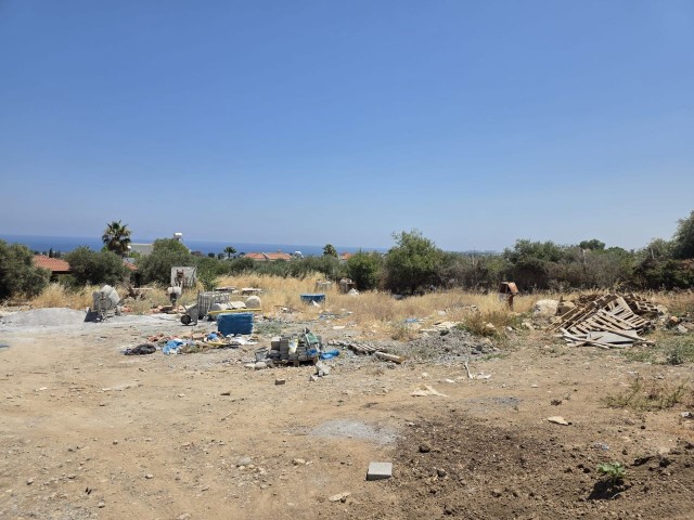 Girne Lapta'da her kattan deniz manzarasına sahip satılık 1700 m2 arsa - Fotoğraf 2