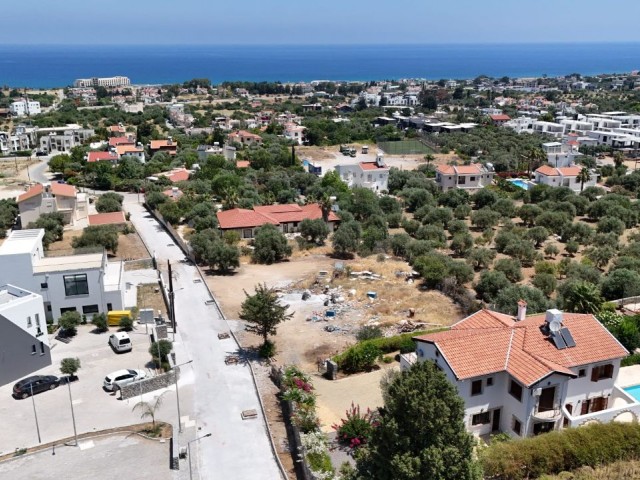Girne Lapta'da her kattan deniz manzarasına sahip satılık 1700 m2 arsa - Fotoğraf 4