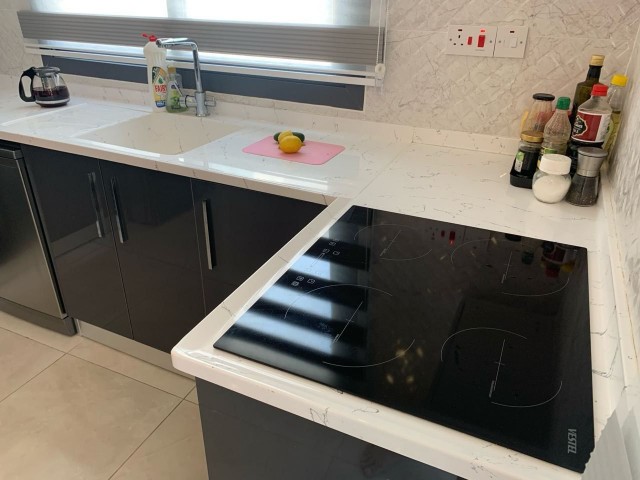 Girne - Alsancak'ta Havuzlu Site İçinde Satılık 2 Yatak Odalı Full Eşyalı Daire - Fotoğraf 4