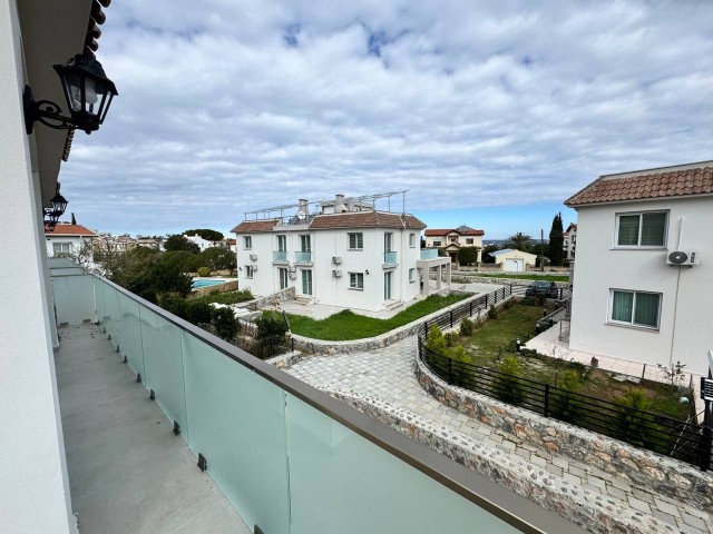 Girne Alsancak' da Muhteşem Dağ ve Deniz Manzaralı Özel Çatı Teraslı Satılık 2+1 Penthouse - Fotoğraf 1