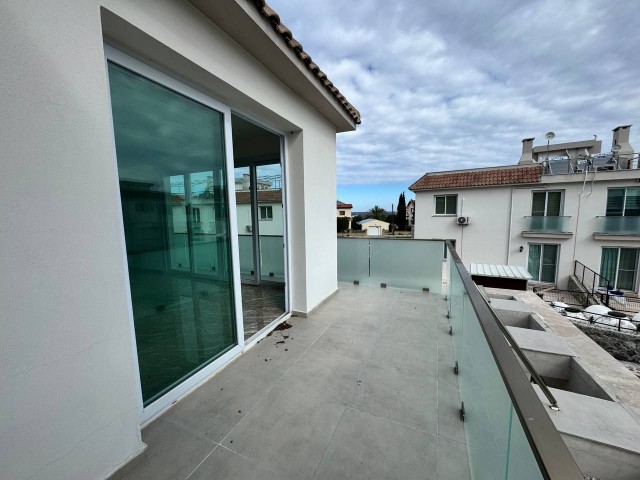 Girne Alsancak' da Muhteşem Dağ ve Deniz Manzaralı Özel Çatı Teraslı Satılık 2+1 Penthouse - Fotoğraf 3