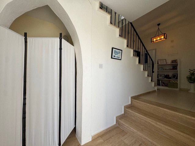 Lapta, Girne’de Satılık 3+1 Tamamen Yenilenmiş Full Eşyalı ve Özel Havuzlu Villa, 1.000 m² Arsa - Fotoğraf 1
