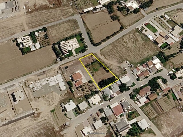 Lefkoşa Kanlıköy'de köy içerisinde 12 daire potansiyelli satılık 1400m2 TÜRK MALI arsa - Fotoğraf 1