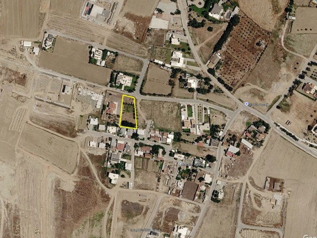 Lefkoşa Kanlıköy'de köy içerisinde 12 daire potansiyelli satılık 1400m2 TÜRK MALI arsa - Fotoğraf 2