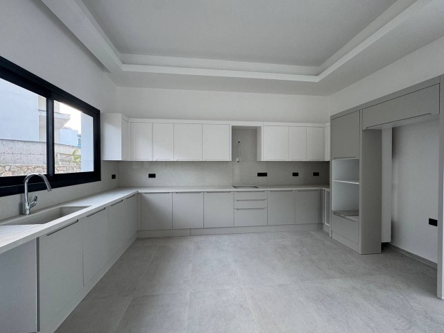 Lapta - Girne'de 1,5 Dönüm içinde Havuzlu, Deniz ve Dağ Manzaralı 4 Yatak Odalı Villa - Fotoğraf 3