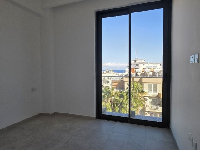 Girne Merkez’de RESALE Satılık Taşınmaya hazır 3+1 Daire – Deniz ve Dağ Manzaralı - Fotoğraf 1