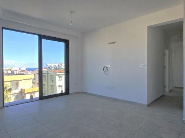 Girne Merkez’de RESALE Satılık Taşınmaya hazır 3+1 Daire – Deniz ve Dağ Manzaralı - Fotoğraf 2
