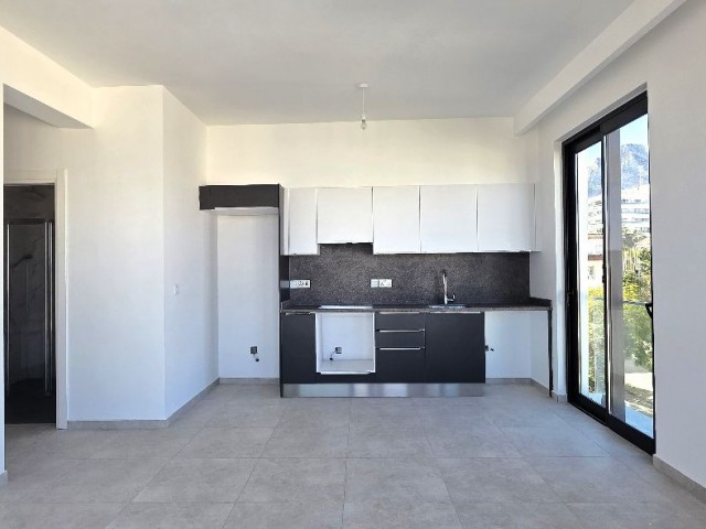 Girne Merkez’de RESALE Satılık Taşınmaya hazır 3+1 Daire – Deniz ve Dağ Manzaralı - Fotoğraf 3