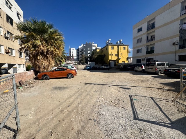 Girne'nin kalbinde, merkezi konumuyla öne çıkan bu değerli arsa; - Fotoğraf 1