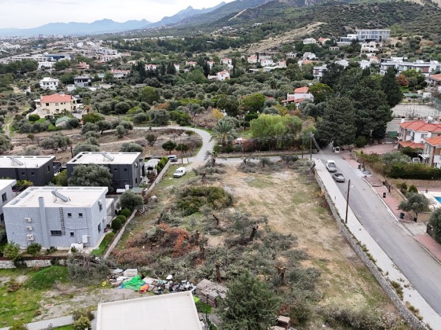 Edremitte projesi onaylı 3 adet büyük arsa , deniz manzaralı, ulaşımı kolay...Eşdeğer, toptan verilecek. - Fotoğraf 1
