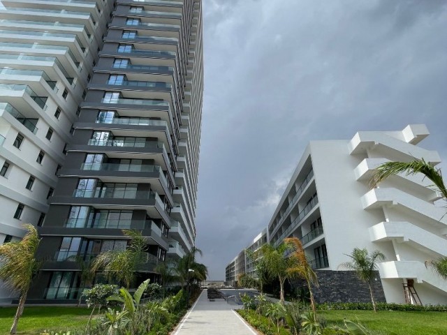 Grand Sapphire'da 23. katta, muhteşem deniz ve ana havuz manzarasına sahip 1+1 daire satılıktır.