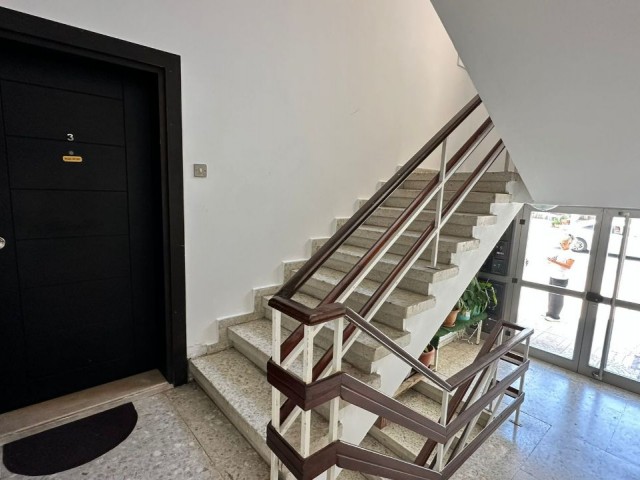 Kıbrıs Girne Merkez'de Kaşgar Bölgesinde Deniz Manzaralı Satılık Full Eşyalı 3+1 - Fotoğraf 2
