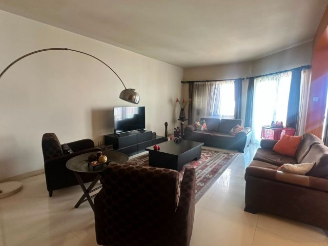 Kıbrıs Girne Merkez'de Kaşgar Bölgesinde Deniz Manzaralı Satılık Full Eşyalı 3+1 - Fotoğraf 4