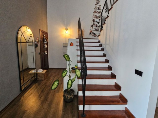 Girne Alsancak’ta Satılık 3+1 İkiz Villa – Full Eşyalı – Site Havuzlu - Fotoğraf 1