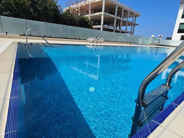 Girne/ Alsancak Atakara Bölgesi | Havuzlu Sitede Satılık 2+1 Daire - Fotoğraf 1