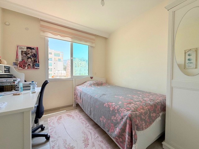 Girne Çarşı Merkez'de Satılık 3+1 Full Eşyalı Daire - Fotoğraf 1