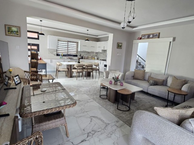 Yeniboğaziçi'nde ortak havuzlu özel site içerisinde tam müstakil 3+1 ekstralı villa.