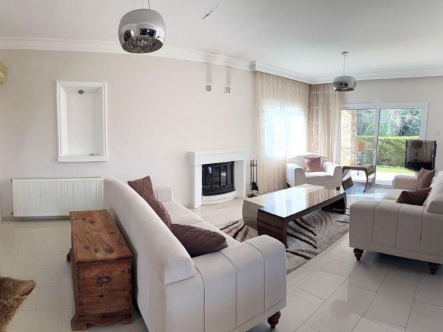 Boğaz da Site İçerisinde Geniş Luks Villa - Fotoğraf 1