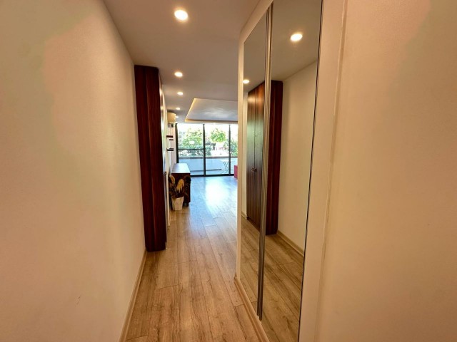 Havuzlu sitede satılık geniş 1+1 daire