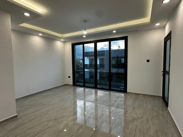 Alsancak bölgesinde satılık özel sitede 2+1 daire
