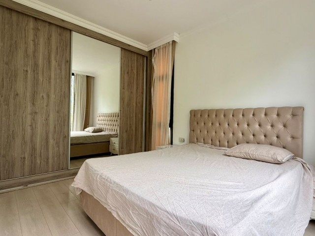 Alsancak bölgesinde, havuzlu sitede satılık geniş daire