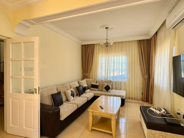 Karşıyaka bölgesinde satılık geniş arazili (2246 m2)villa!!