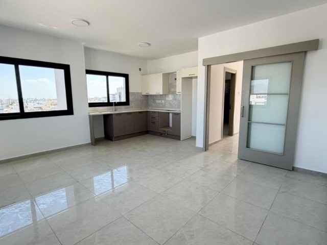 Lefkoşa Kuçuk Kaymaklı da Türk Koçanlı Şehir Manzaralı Satılık 2+1 Penthouse - Fotoğraf 1
