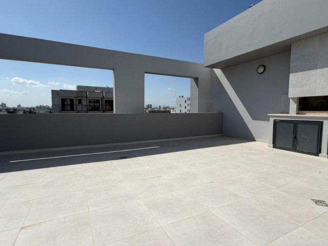 Lefkoşa Kuçuk Kaymaklı da Türk Koçanlı Şehir Manzaralı Satılık 2+1 Penthouse - Fotoğraf 2
