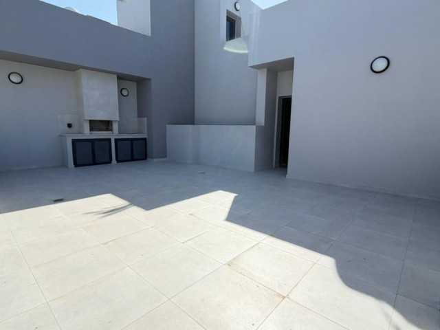 Lefkoşa Kuçuk Kaymaklı da Türk Koçanlı Şehir Manzaralı Satılık 2+1 Penthouse - Fotoğraf 4
