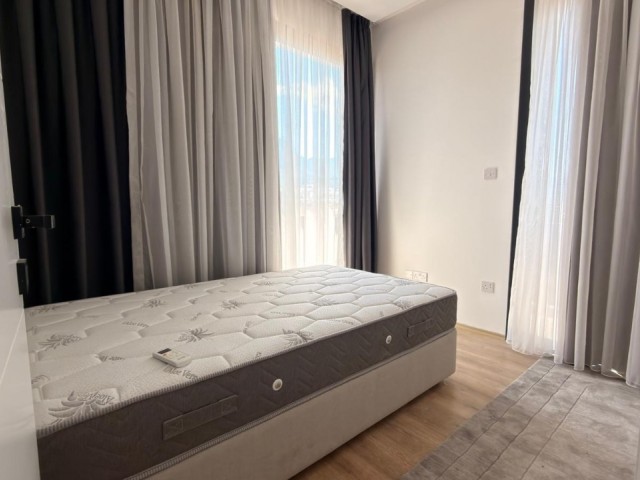 Girne Merkez'de | Krediye Uygun Dağ & Deniz & Şehir Manzaralı Satılık 2+1 Penthouse - Fotoğraf 1