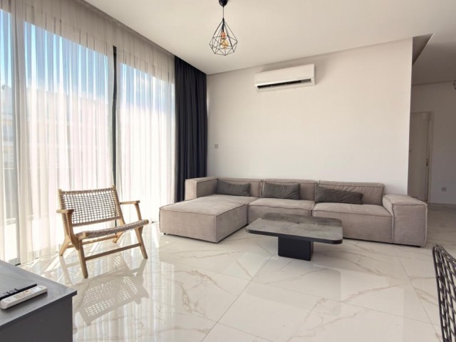 Girne Merkez'de | Krediye Uygun Dağ & Deniz & Şehir Manzaralı Satılık 2+1 Penthouse - Fotoğraf 2