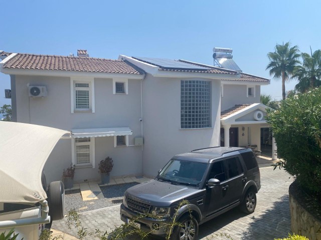 Girne Edremit'te, 6 Yatak Odalı Lüks Villa – Yüzme Havuzlu ve Doğa Manzaralı - Fotoğraf 3