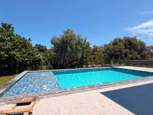 Girne Ozanköy'de 4+1 Havuzlu Emsalsiz Lüks Villa - Fotoğraf 1