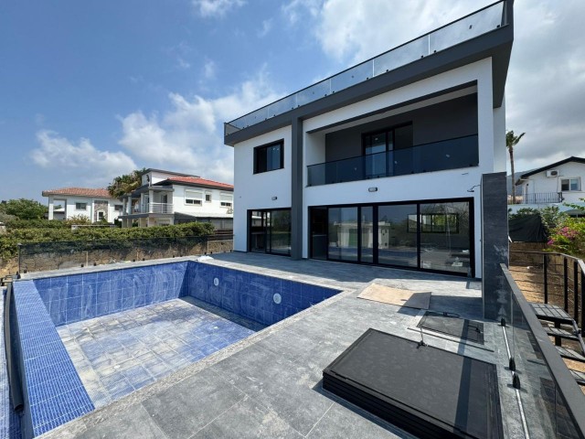 Girne Alsancak'ta Özel Havuzlu, Otellere Yürüme Mesafesinde Satılık 3+2 Villa - Fotoğraf 1