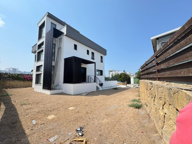 Girne Alsancak'ta Özel Havuzlu, Otellere Yürüme Mesafesinde Satılık 3+2 Villa - Fotoğraf 4