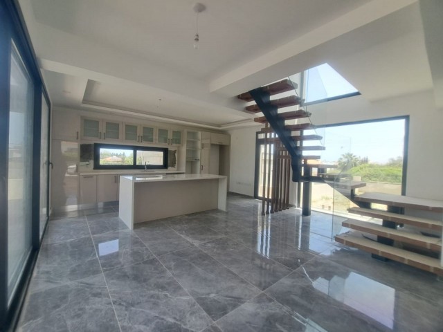 Girne nin Elit bölgesi Çatalkoy de tüm ihtiyaçlar a kolay ulaşımda taşınmaya hazır 4+1 lüks villa - Fotoğraf 1