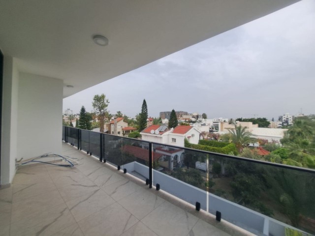 Girne- Dogankoy bölgesinde işlen cadde üzeri ön cephe doğa yeşillik manzaralı 2+1 şekilinde ticari izinli ofis. Kapalı oto park bulunur - Fotoğraf 1