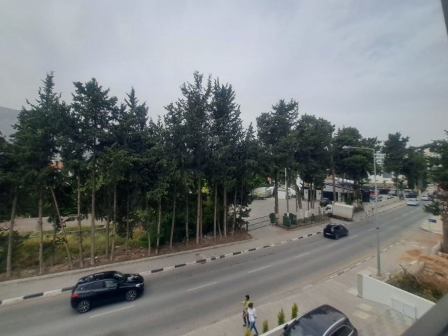 Girne- Dogankoy bölgesinde işlen cadde üzeri ön cephe doğa yeşillik manzaralı 2+1 şekilinde ticari izinli ofis. Kapalı oto park bulunur - Fotoğraf 3