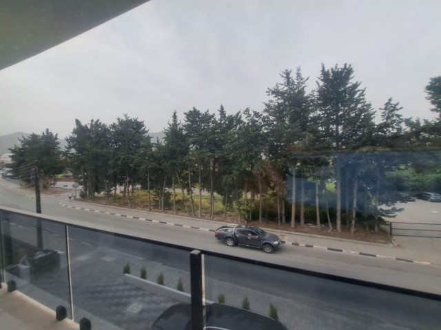 Girne- Dogankoy bölgesinde işlen cadde üzeri ön cephe doğa yeşillik manzaralı 2+1 şekilinde ticari izinli ofis. Kapalı oto park bulunur - Fotoğraf 4