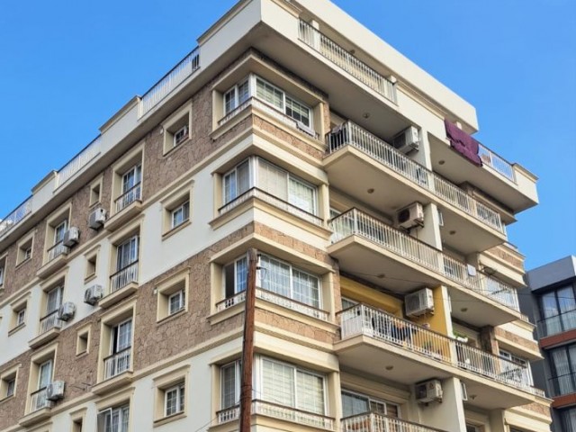 Girne de tüm hotel casıno merkeze ,marketlere yürüme mesafesinde ara kat 3+1 temiz kullanışlı Daire - Fotoğraf 1