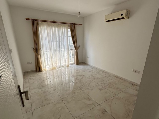 Girne de tüm hotel casıno merkeze ,marketlere yürüme mesafesinde ara kat 3+1 temiz kullanışlı Daire - Fotoğraf 2
