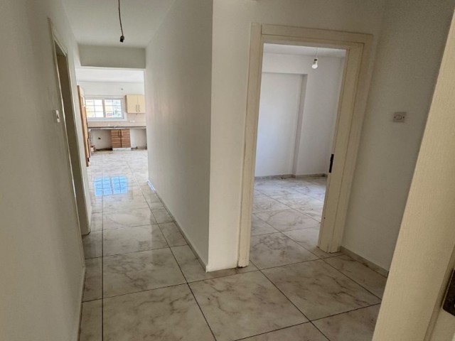 Girne de tüm hotel casıno merkeze ,marketlere yürüme mesafesinde ara kat 3+1 temiz kullanışlı Daire - Fotoğraf 3