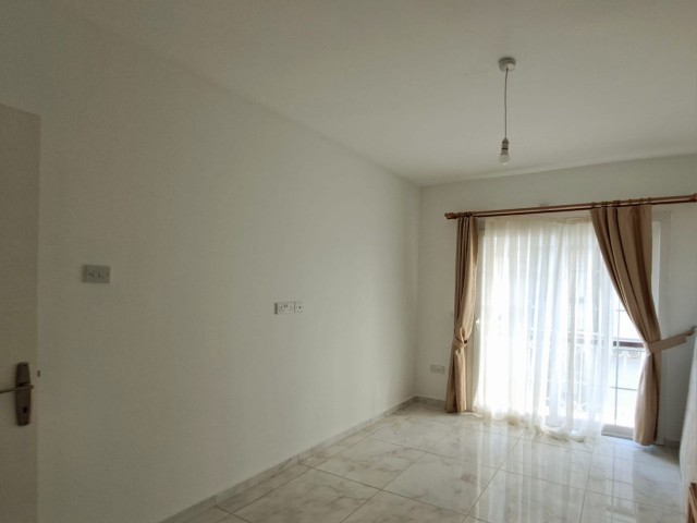 Girne de tüm hotel casıno merkeze ,marketlere yürüme mesafesinde ara kat 3+1 temiz kullanışlı Daire - Fotoğraf 4