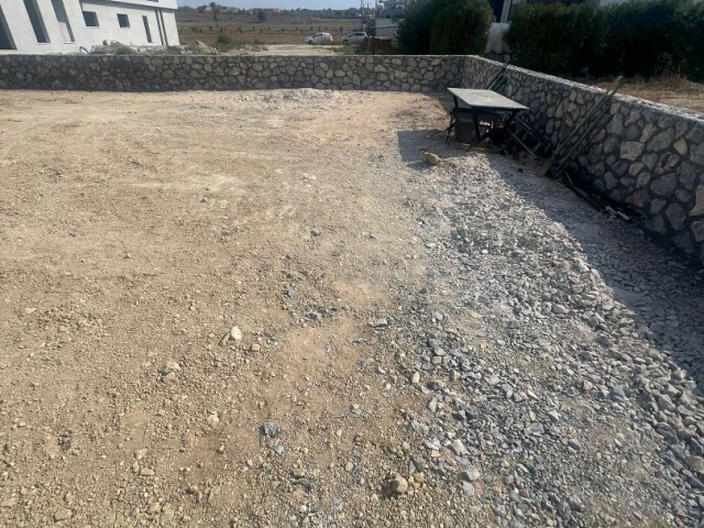 LEFKOŞA/ALAYKÖY KÖY İÇERİSİNDE SATILIK 870 m2 KONUT İMARLI ARSA..+90 533 107 9571