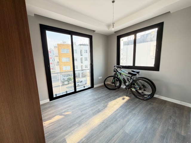 LEFKOŞA GÖNYELİ’DE TİCARİ İZİNLİ, KDV VE TRAFOSU ÖDENMİŞ SATILIK EN SUİT 3+1 DAİRE